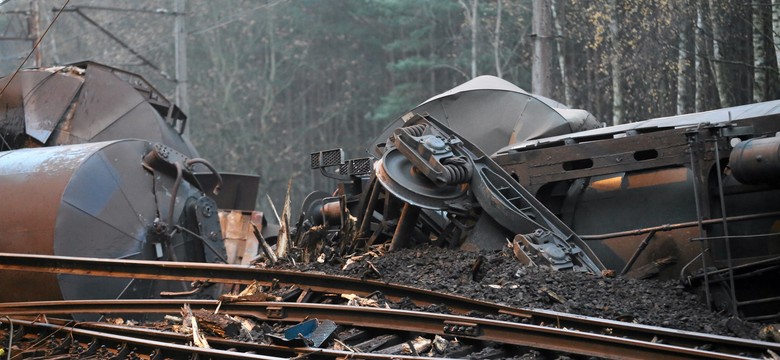 Katastrofa kolejowa na wyspie Wolin. Z cystern wyciekło paliwo. ZDJĘCIA