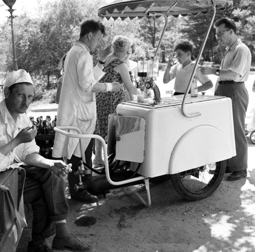 Poza samoobsługowym automatem była też wersja saturatorów na wózkach z obsługą. Wózek wyposażony był w 50-litrowy zbiornik na wodę oraz zbiornik na dwutlenek węgla. Żeby nasycić gazem kranówkę w zbiorniku trzeba było pokręcić specjalną korbą. Do schładzania napitku używany był tzw. suchy lód.<br><br>fot. PAP / Piotr Roman BARÄCZ