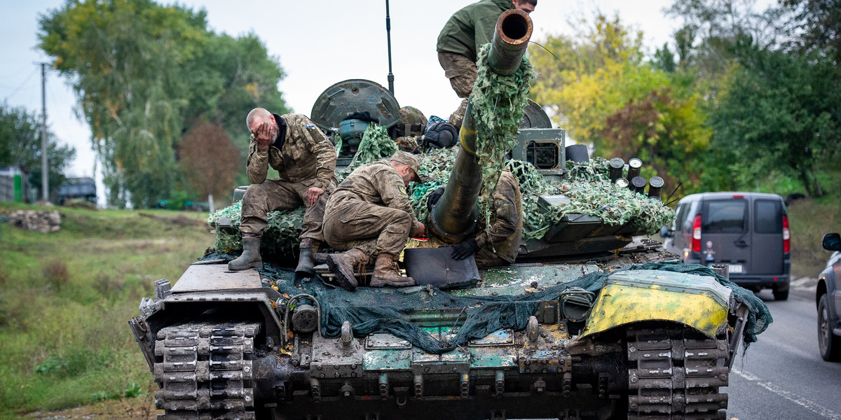 Czołgi T-72 trafią do Ukrainy. Na zdjęciu żołnierze po przejęciu rosyjskiego czołgu.