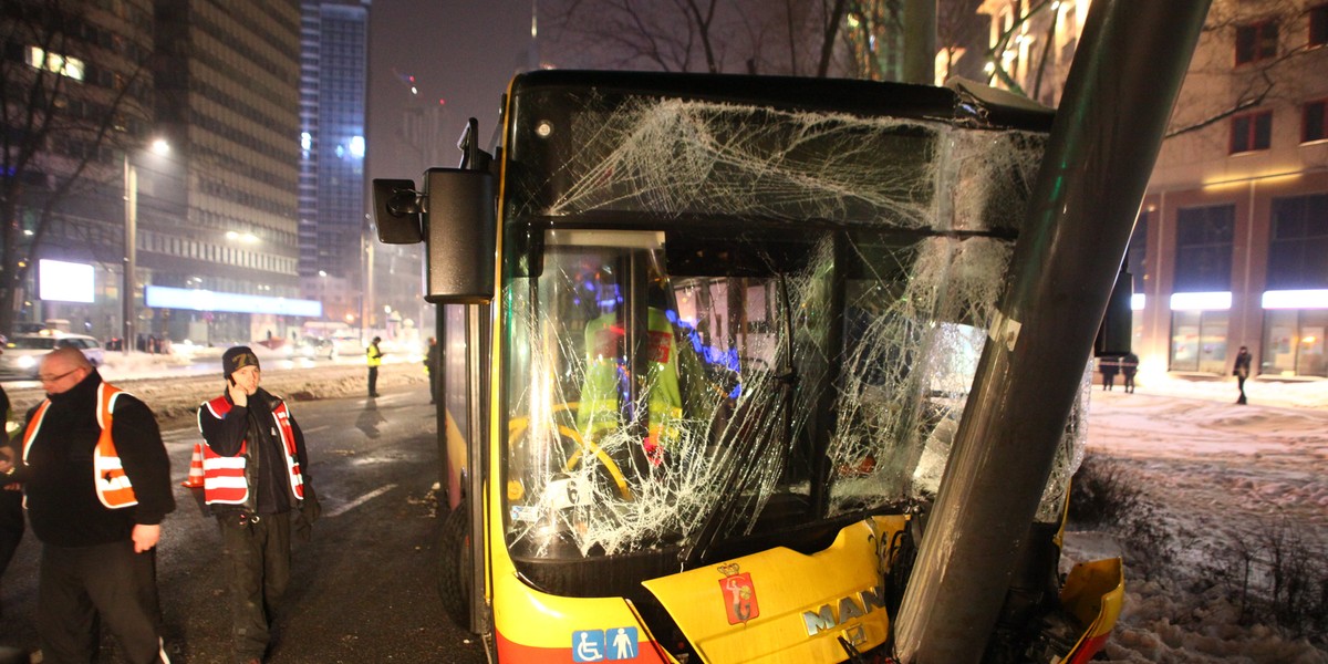 WYPADEK AUTOBUSU NA SKRZYZOWANIU AL.JANA PAWLA I GRZYBOWSKIEJ 