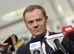 Macierewicz budzi mniejszą nieufność niż Tusk. Nowy sondaż