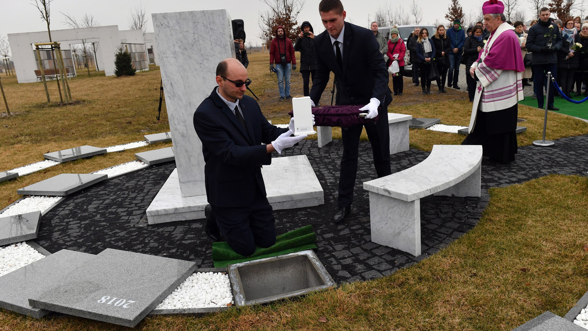 W grobowcu na cmentarzu Zachodnim złożono prochy zmarłych przed urodzeniem dzieci, których ciał rodzice nie odebrali ze szpitala. To pierwszy w Szczecinie (Zachodniopomorskie) pogrzeb "dzieci utraconych".