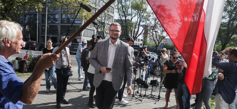 Woś pojawił się w prokuraturze. "Jestem ścigany. Chcą mnie wsadzić do więzienia na 10 lat"