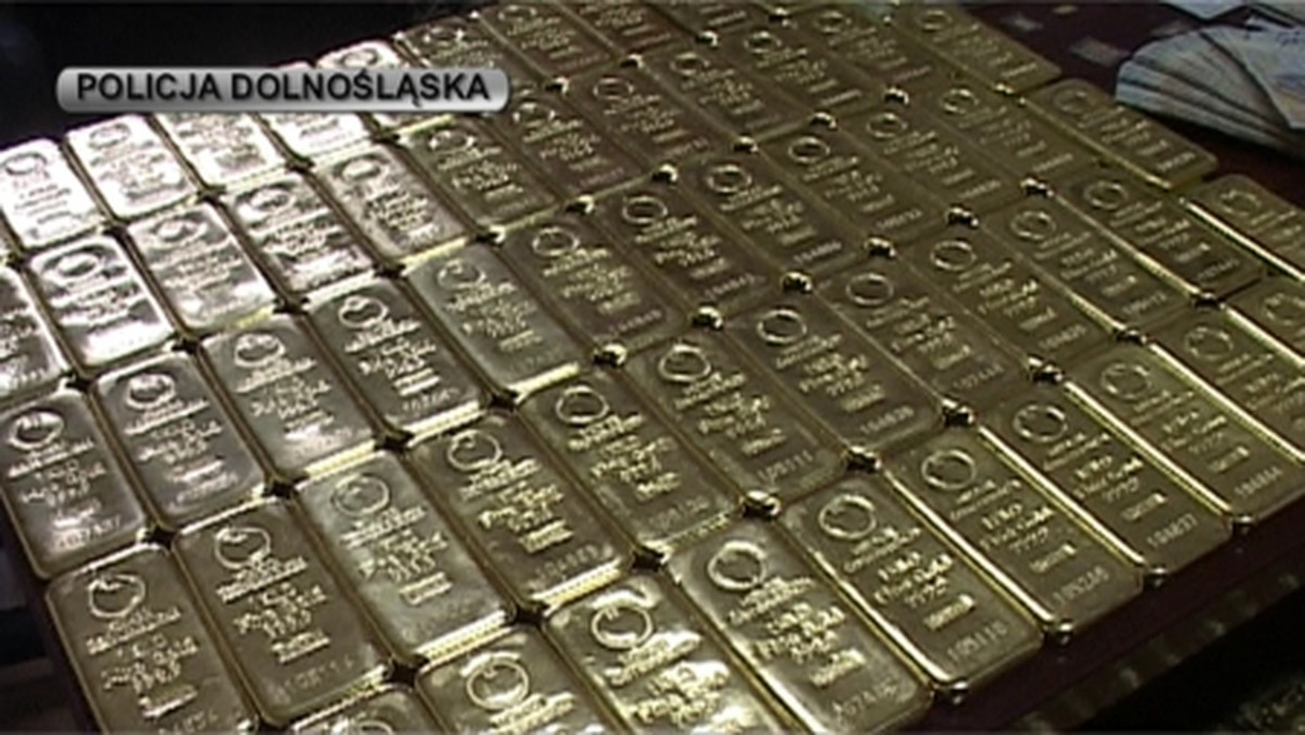 W ręce wrocławskiego Centralnego Biura Śledczego wpadli podejrzani o oszustwa podatkowe dokonywane w ramach handlu złotem. W czasie akcji funkcjonariusze zabezpieczyli sztabki złota ważące w sumie ponad 100 kg, znaczne kwoty pieniędzy oraz cztery luksusowe auta.