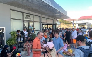 Ewakuacja turystów na Rodos. "Ludzie spali na trawnikach i na leżakach"