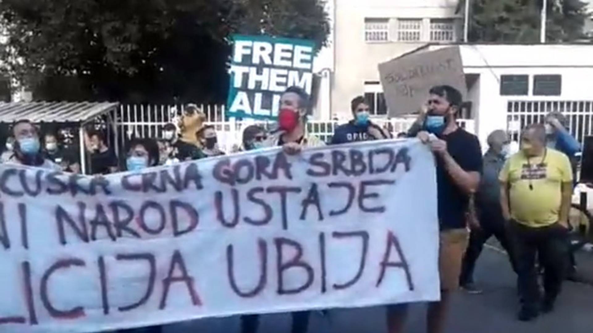 Sedmi dan protesta: građani ispred Centralnog zatvora traže puštanje uhapšenih