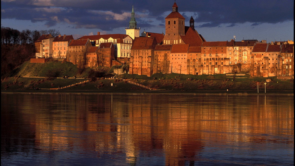 Przedstawiciele Grudziądza polecieli promować swoje miasto do Chin. To już druga wizyta gospodarcza w tym państwie w ciągu kilku ostatnich tygodni. Tym razem Grudziądz reprezentują: wiceprezydent Marek Sikora  i prezes Parku Przemysłowego Joanna John Błażyńska. Wyjazd zorganizowała Polska Agencja Informacji i Inwestycji Zagranicznych - podało Radio PIK.