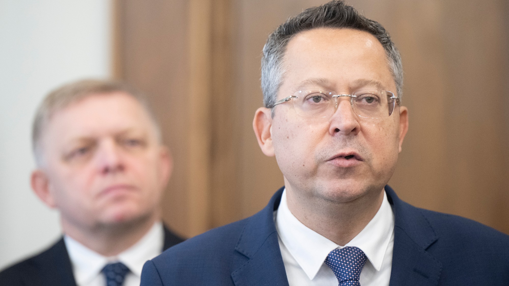 Premiér a predseda SMER-SD Robert Fico a minister financií Ladislav Kamenický.