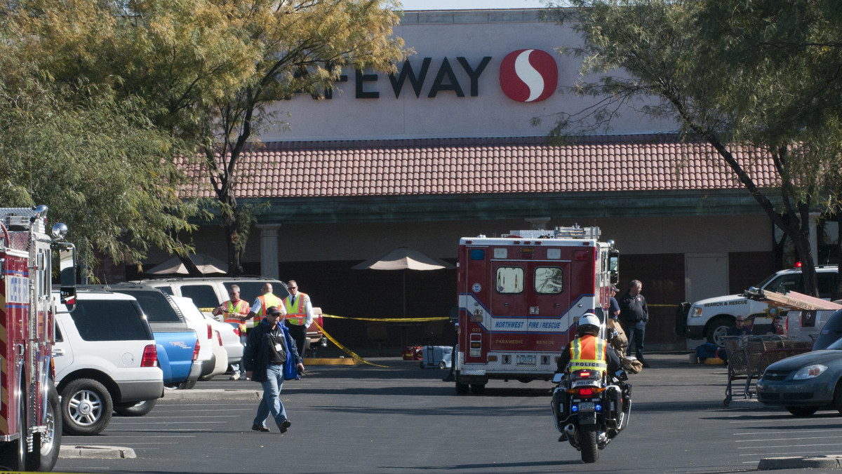 Podczas strzelaniny na wiecu publicznym w Tucson zmarło sześć osób, w tym sędzia Sądu Federalnego, John Roll. Kongresmenka, Demokratka Gabrielle Giffords z Arizony, która została postrzelona w głowę, trafiła do szpitala. Jej stan określa się jako krytyczny. Jeden z lekarzy powiedział dziennikarzom, że jest bardzo optymistyczny, jeśli chodzi o wyzdrowienie pacjentki.