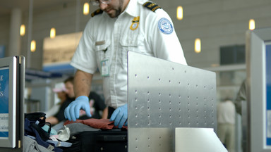Niepozorny papierek podczas kontroli bezpieczeństwa na lotnisku. Wiele może zdradzić na temat pasażera
