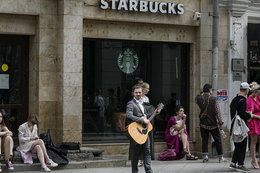 Starbucks sprzedaje kawiarnie w Rosji. Wiadomo, kto je przejmie