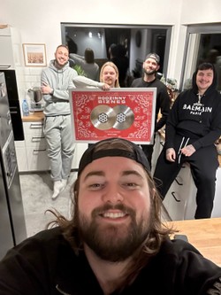 "Rodzinny biznes" hitem polskiego rynku muzycznego. Podwójna platyna dla 2115