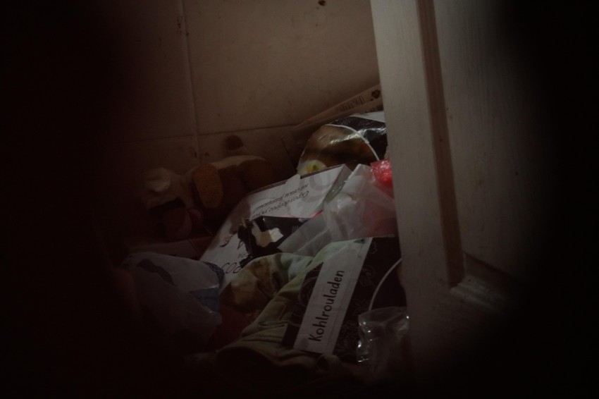 Smeće u kupatilu u kojem je bila zatočena devojčica