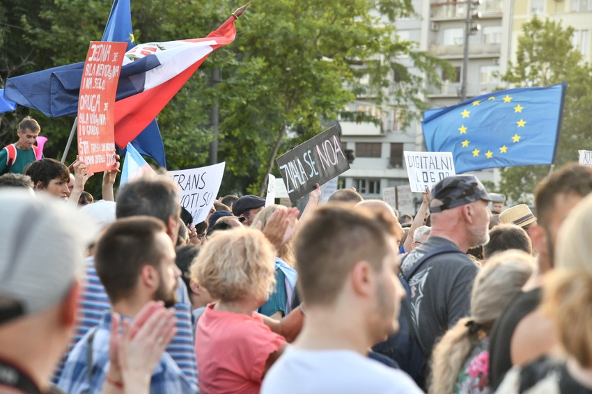 Početak šetnje ka RTS i policijskoj stanici "29. novembar"