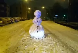 Bałwan stanął w centrum Leszna. Interweniowała policja [Nagranie]