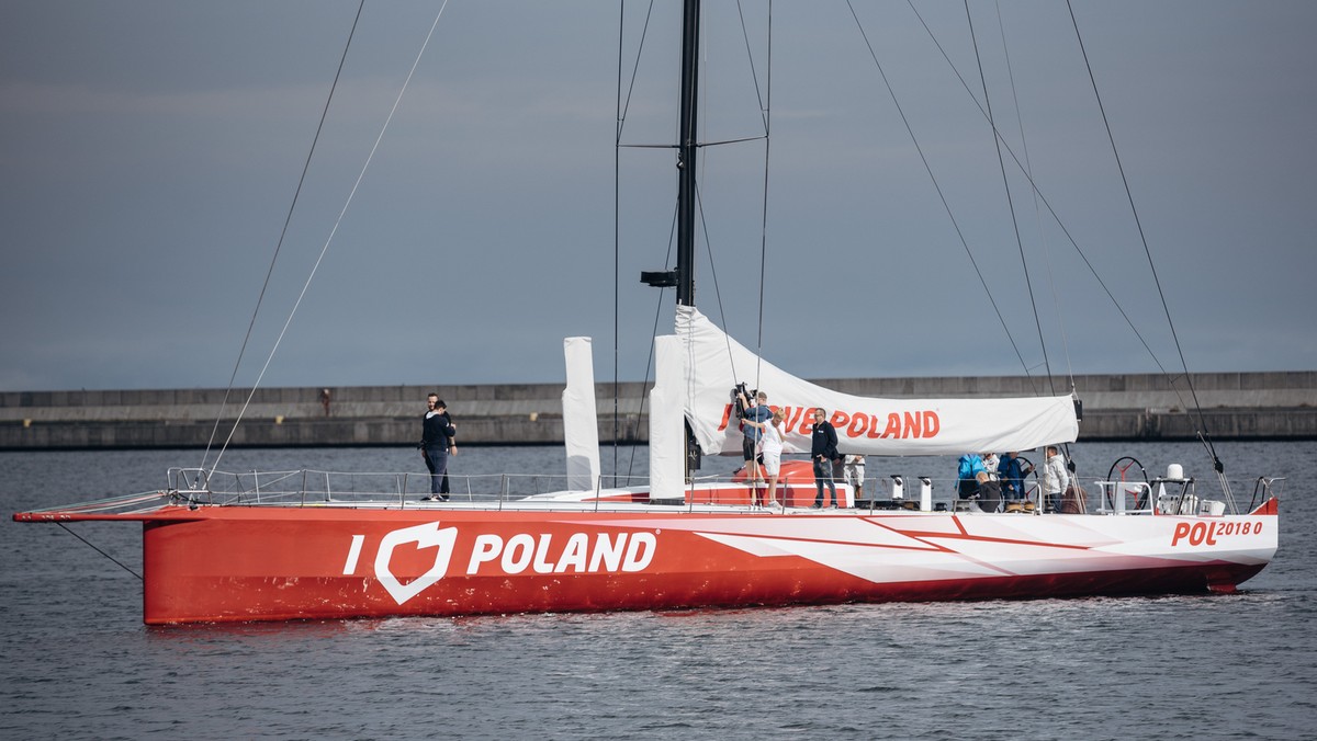 Mający promować nasz kraj jacht Polskiej Fundacji Narodowej ma złamany maszt i uszkodzoną burtę. W oczekiwaniu na naprawę cumuje w małej marinie na amerykańskiej Rhode Island - informuje RMF FM.