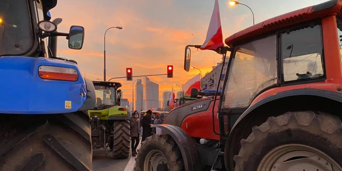 Rolnicy znów protestują w Warszawie. Kilkanaście traktorów zablokowało nad ranem skrzyżowanie ulic Płockiej i Kasprzaka na Woli. 