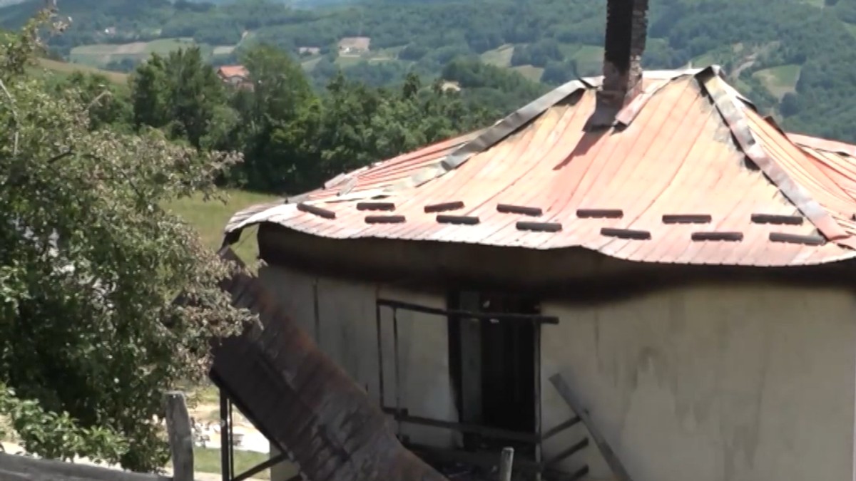 Požar u Arilju, porodica Matović ostala bez kuće, sve im je izgorelo