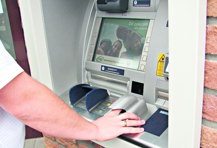 Banki i supermarkety mogą już chyba zacząć liczyć straty. Od wprowadzenia podatków od aktywów bankowych (lub transakcji finansowych) i obrotów sklepów wielkopowierzchniowych raczej nie ma odwrotu. Co prawda najgłośniej o nich mówiło PiS, ale w tym przypadku bez problemu znajdzie się poparcie dla obu projektów po lewej stronie sceny politycznej. Podatku bankowego, od transakcji finansowych i supermarketów chciały zgodnie Zjednoczona Lewica i Kukiz’15. Propozycje różniły się w szczegółach.<br><br>Według PiS podatek bankowy mógłby być albo podatkiem od transakcji finansowych ze stawkami 0,14 proc. dla instrumentów finansowych i 0,07 proc. dla instrumentów pochodnych, albo daniną płaconą przez banki od ich aktywów ze stawką 0,39 proc. Natomiast podatek od supermarketów ma wynosić 2 proc. od przychodów ze sprzedaży w sklepach o powierzchni ponad 250 mkw. Zjednoczona Lewica chce natomiast i podatku od transakcji finansowych (1 proc.), i podatku bankowego od aktywów (0,5 proc.). Opodatkowanie supermarketów w jej wersji miałoby obejmować sklepy o powierzchni powyżej 500 mkw. z obrotami ponad 2 mln zł rocznie, a stawka miałaby być progresywna: od 0,5 do 2 proc. w zależności od wielkości obrotu.<br><br><br><br>