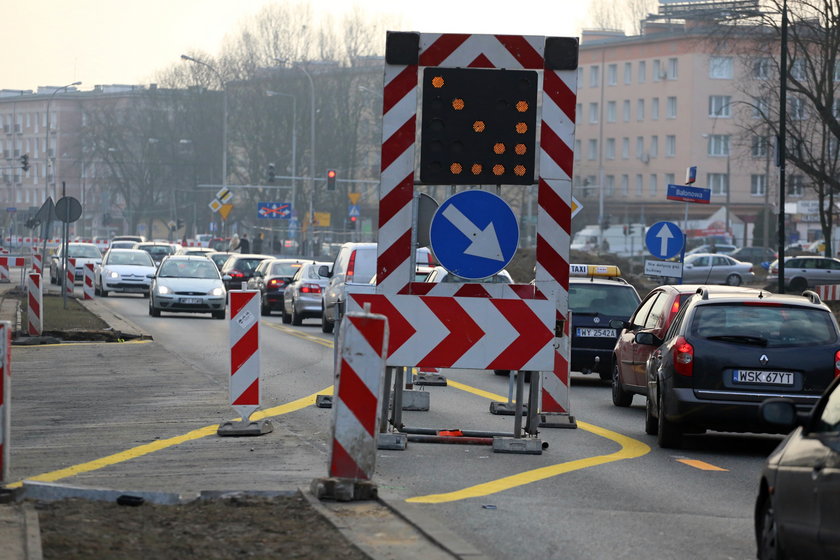 Zwężono skrzyżowanie Wołoskiej, Racławickiej i Odyńca 