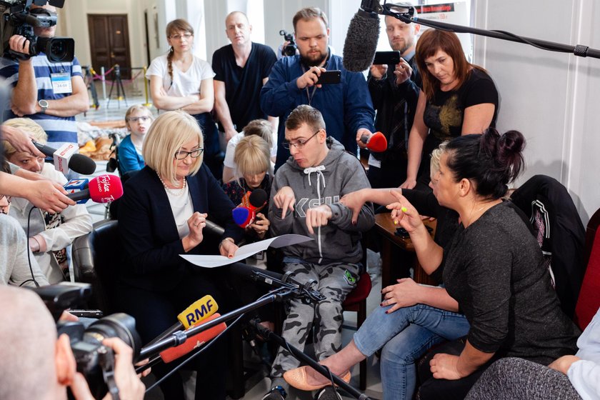 Poseł PiS oszalał?! Chce „wynosić protestujących" z Sejmu!