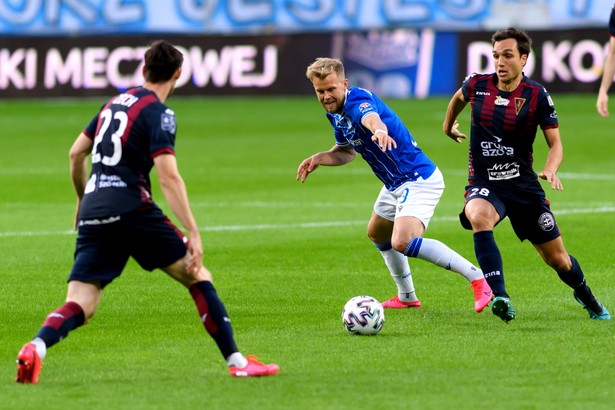 Piłkarz Lecha Poznań Christian Gytkjaer (C) oraz Benedikt Zech (L) i Tomas Podstawski (P) z Pogoni Szczecin podczas meczu Ekstraklasy