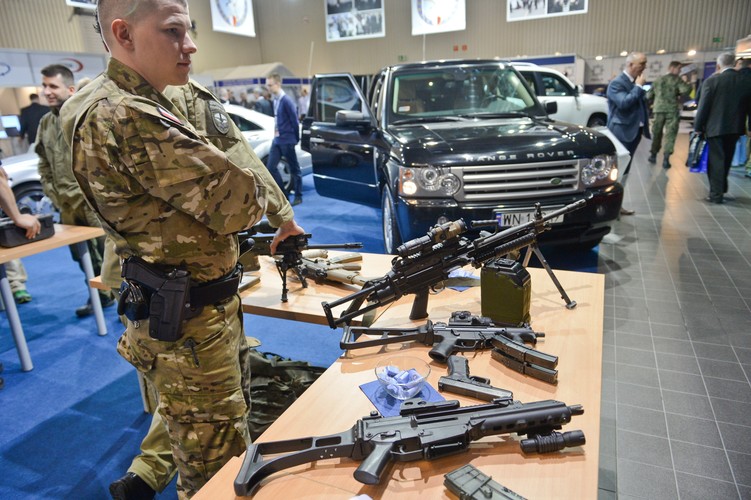 Karabinki szturmowe firmy FN Herstal SCAR na stoisku BOR. <br><br>(obm/cat) PAP/Marcin Obara