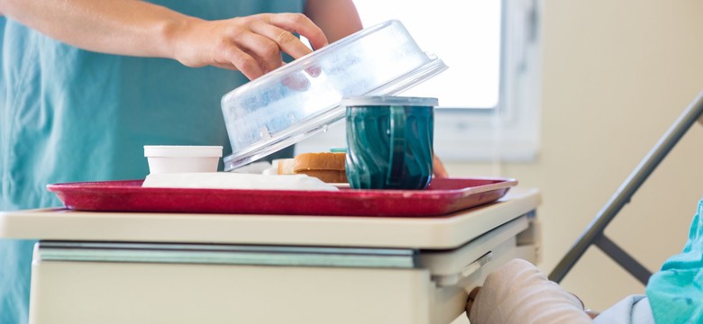 Pacjenci skarżą się na żywienie w szpitalach: niedobre, porcje za małe. Co na to Ministerstwo Zdrowia?