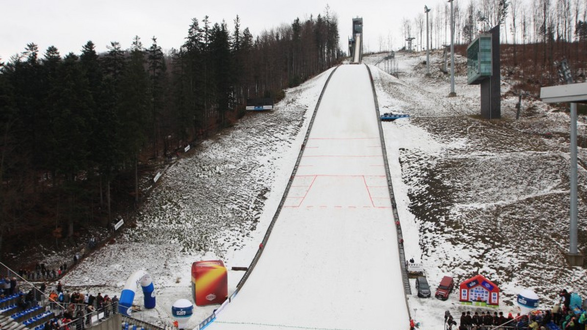 - Wisła w kilku zakresach - logistyka i infrastruktura - spełniała tylko minimalne standardy - powiedział Walter Hofer, dyrektor Pucharu Świata w skokach narciarskich, w rozmowie z Eurosport.Onet.pl na temat Pucharu Świata w Wiśle-Malince. Komisja kalendarzowa FIS obradująca w Zurychu nie znalazła miejsca na te zawody w przyszłym sezonie.