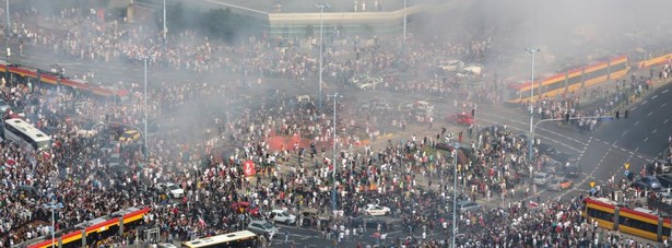 Godzina W w Warszawie: Piesi stanęli na chodnikach, zatrzymały się samochody