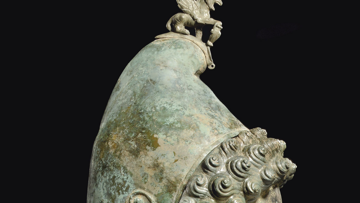 Doskonale zachowany paradny rzymski hełm z brązu wraz z maską znaleziony w Kumbrii - dawnej granicznej prowincji imperium rzymskiego w północno-zachodniej Anglii - został sprzedany na aukcji firmy Christie's za zawrotną sumę 2 mln funtów.