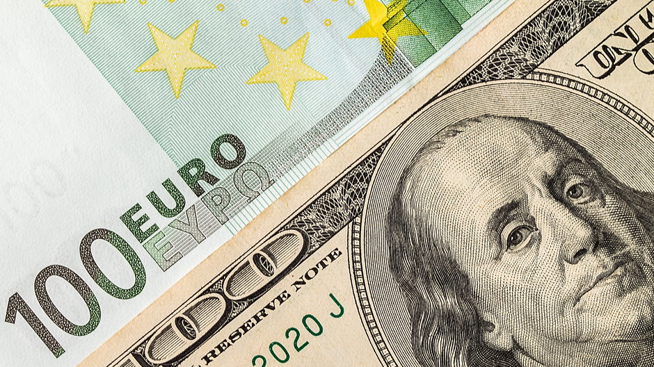 Kursy dolara i euro. Euro się wzmacnia, dolar słabnie. Kiedy spadnie do 4 zł?