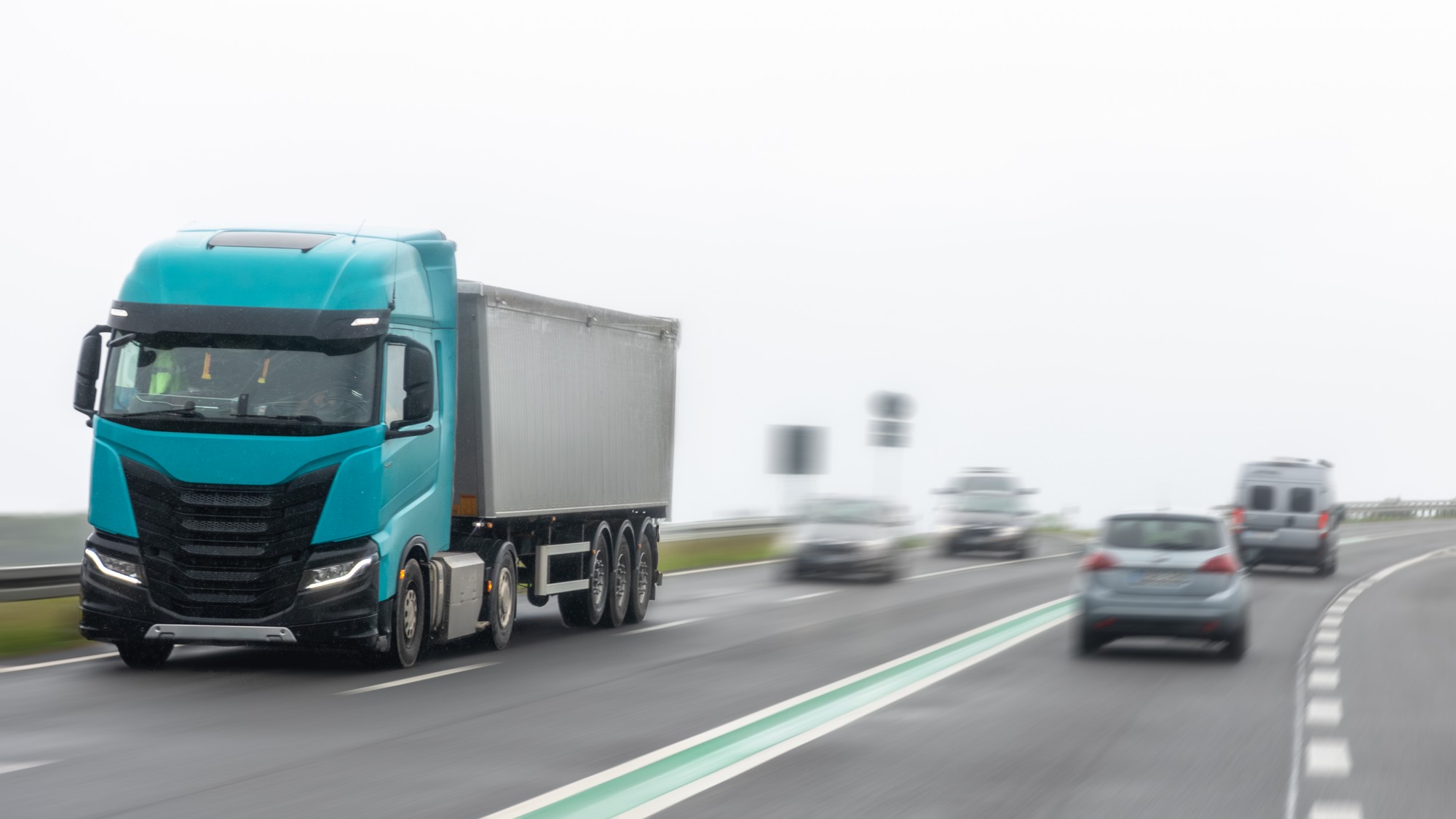 Jazda v aerodynamickom tieni kamióna síce znižuje spotrebu paliva, ale vystavuje prednú časť auta ničivému ostreľovaniu kamienkami. Vodiči by mali zvážiť, či sa im pár ušetrených eur oplatí za poškodený lak. 