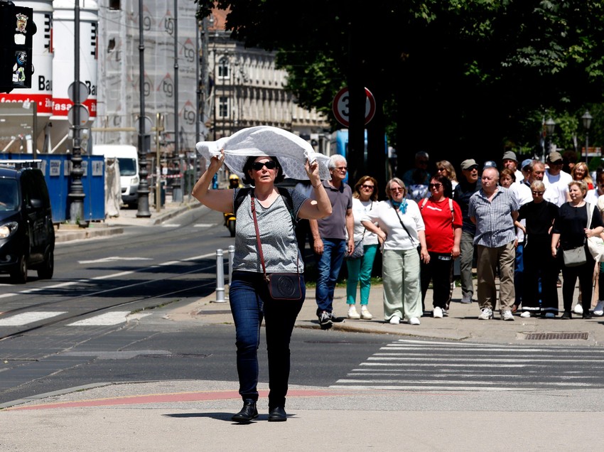 I u Zagrebu, glavnom gradu Hrvatske, ljudi pokušavaju da se zaštite od jakog sunca | Foto: ANTONIO BAT/EPA/Shutterstock