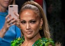 Igen, Jennifer Lopez megmutatta az ikonikus-botrányos Versace ruhájának a sportos változatát