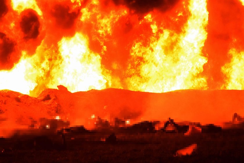 Informacja o wycieku z rurociągu zwabiła tamtejszych mieszkańców, którzy w ten sposób próbowali pozyskać cenne paliwo