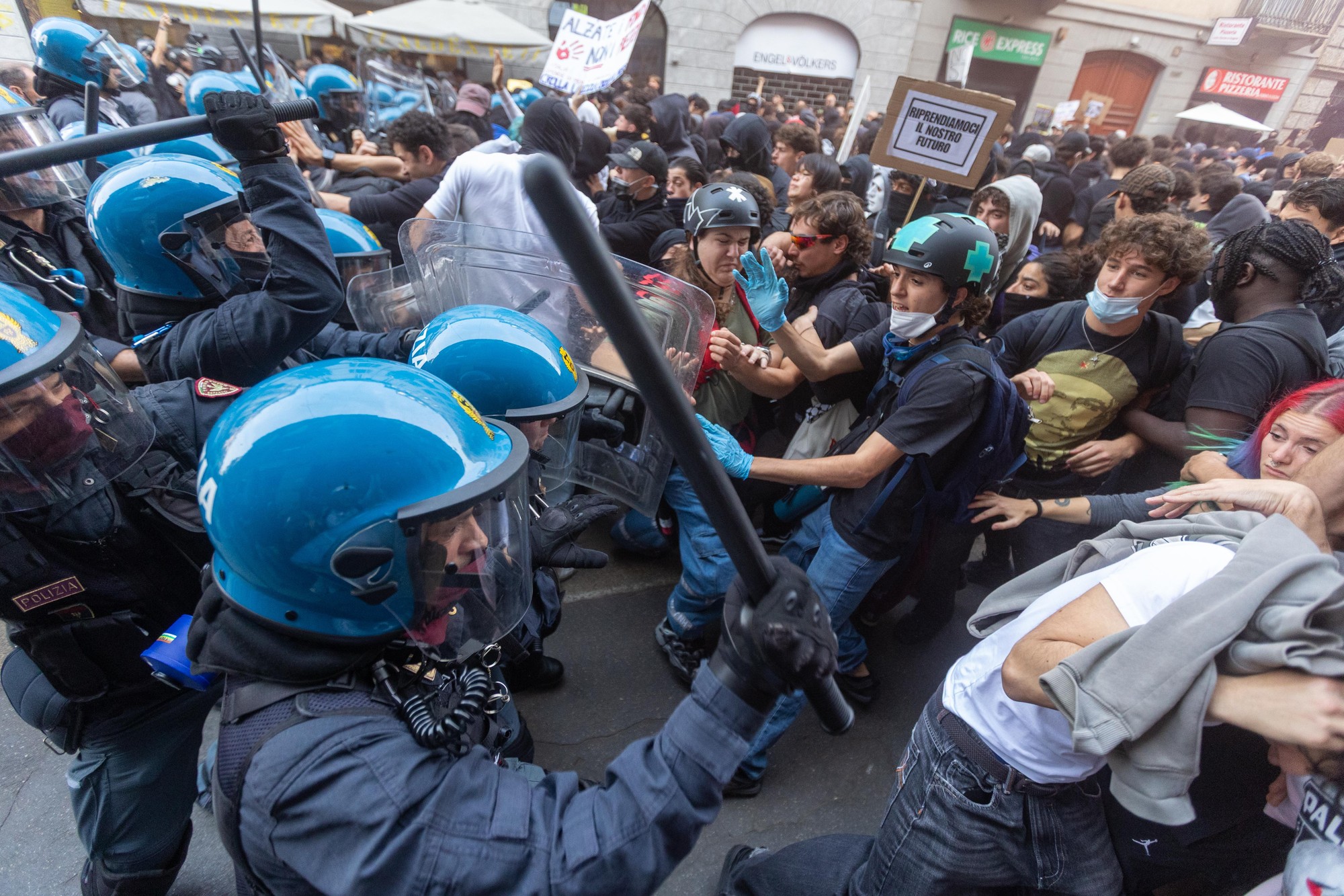 Záber zo sobotného protestu v Miláne. 
