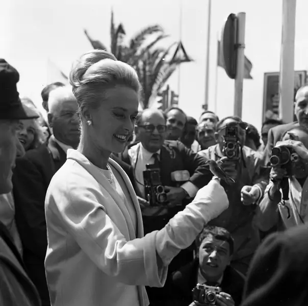Hedren i Hitchcock na premierze &quot;Ptaków&quot; w Cannes, 1963 r. / Getty Images