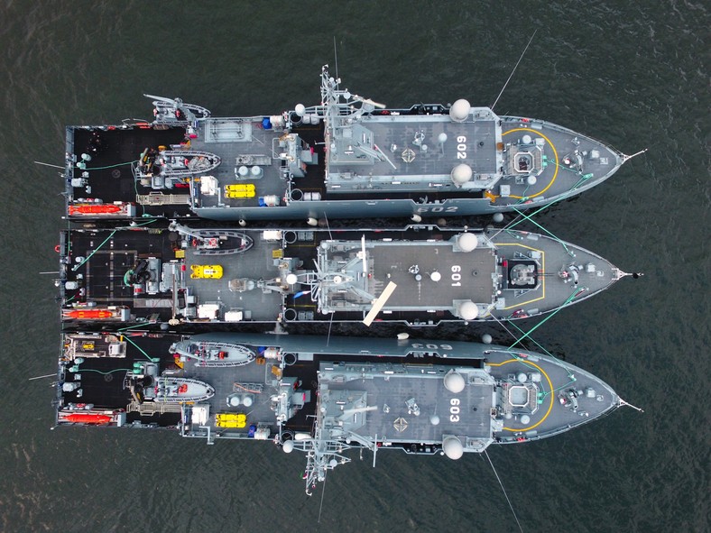 Widok z góry na polskie niszczyciele min ORP Kormoran (601), ORP Albatros (602) oraz ORP Mewa (603).