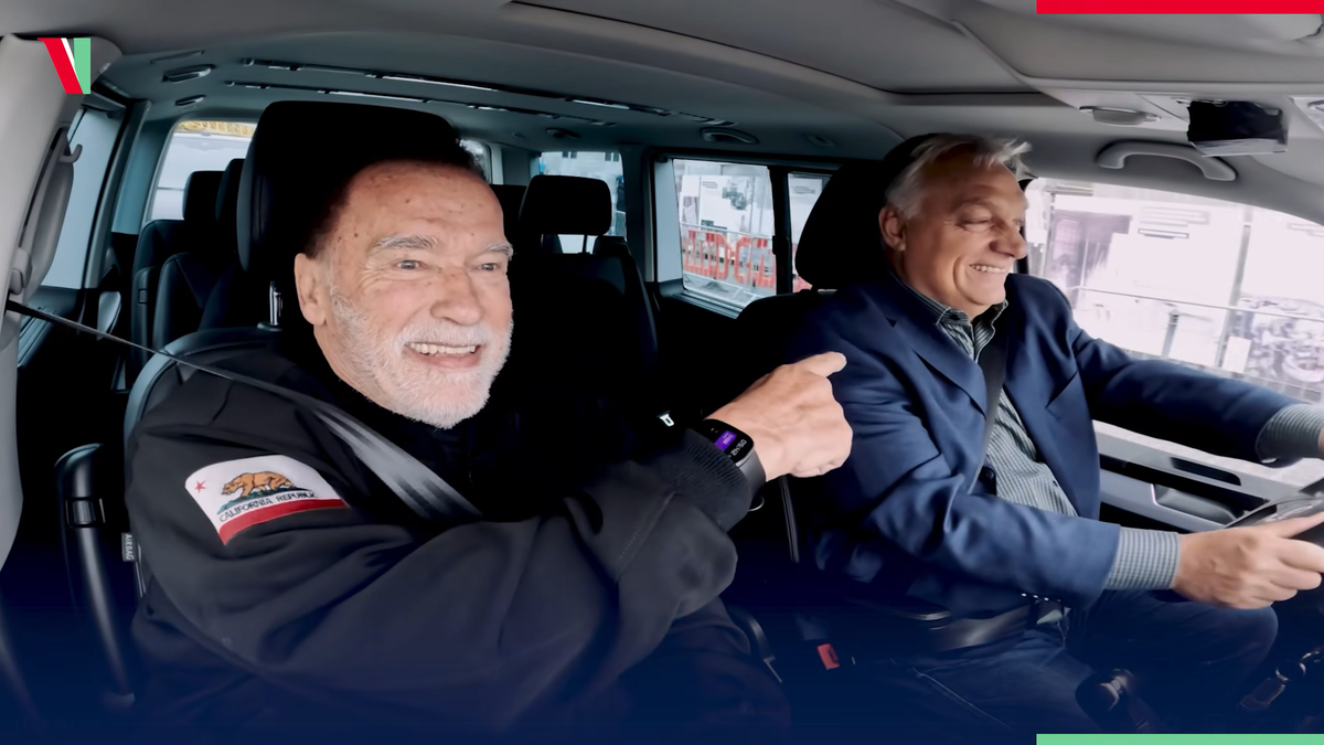 „Jó sofőr, mindig pontos” – Videón, ahogy Orbán Viktor elvitte egy körre Arnold Schwarzeneggert