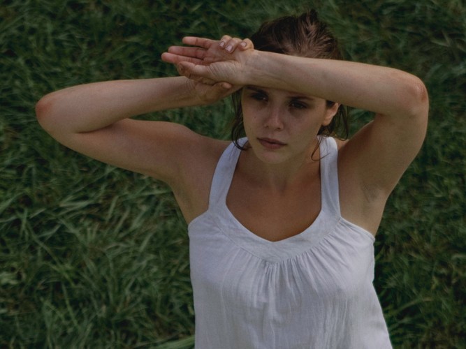 Elizabeth Olsen idzie w ślady swoich znanych sióstr bliźniaczek - Mary-Kate i Ashley. W 2011 roku zagrała w thrillerze psychologicznym 'Martha Marcy May Marlene', który stał się przebojem podczas festiwali w Sundance i Cannes