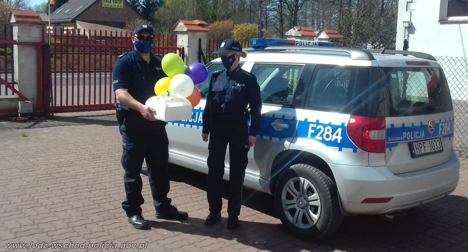 Urodzinowy tort dla dziewczynki przebywającej na kwarantannie dostarczony przez policjantów