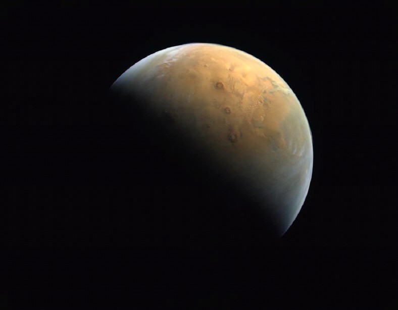 Mars sfotografowany przez sondę Hope (Al Amal) z odległości 25 tys. km