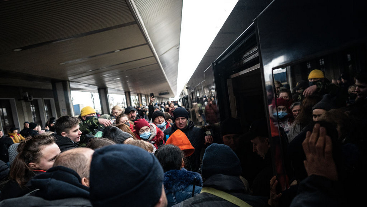 Ukraina. Wsadza swoją rodzinę do pociągu. Może ich już nigdy nie zobaczyć