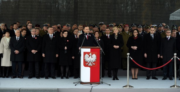 . Prezydent RP Andrzej Duda przemawia podczas uroczystej odprawy wart przed Grobem Nieznanego Żołnierza na placu Piłsudskiego w Warszawie, w Święto Niepodległości,