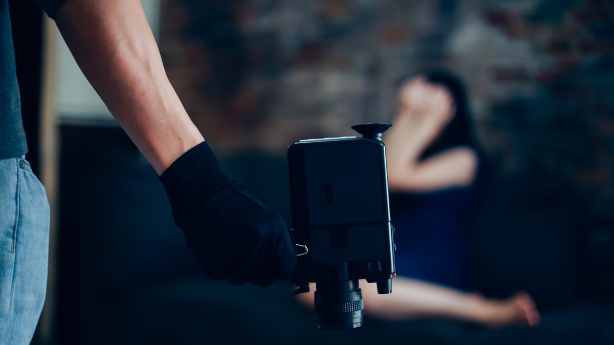 Manijak koji je fotografisao DEVOJČICU POD TUŠEM preminuo u KUĆNOM ZATVORU, komšije: "Razboleo se zbog sramote"