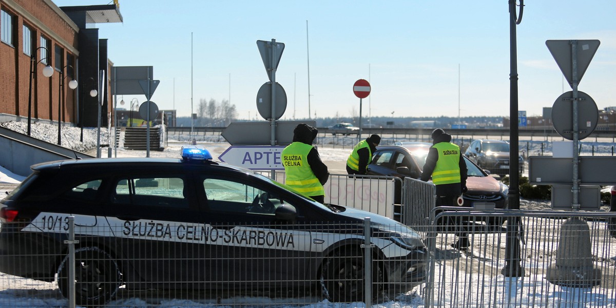 Jedna z kontroli celnych przed centrum handlowym Ptak w Rzgowie