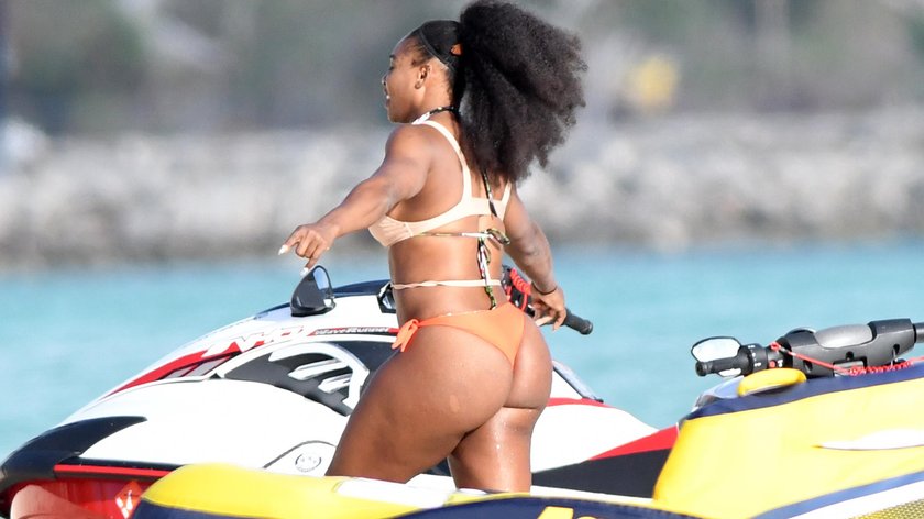 Serena WIlliams szaleje w bikini. Rywalka Radwańskiej pokazała ciało