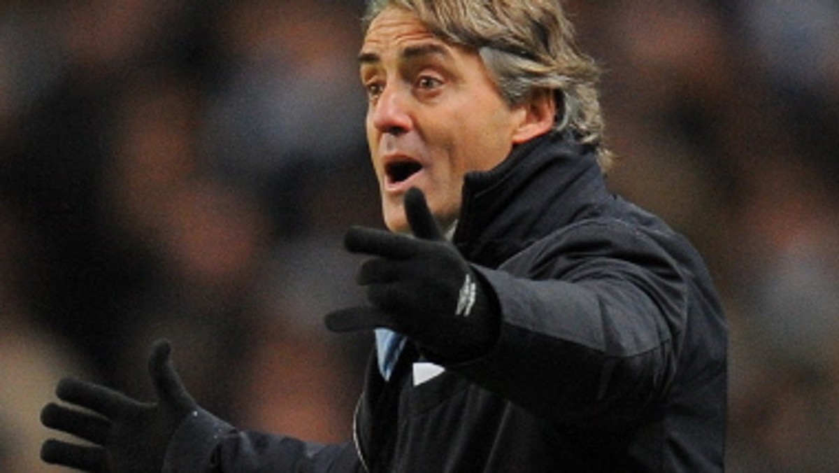 Szkoleniowiec Manchesteru City Roberto Mancini był bardzo zdenerwowany po doniesieniach agenta Carlosa Teveza, który stwierdził, że jego klient nigdy nie miał z nim dobrych stosunków i właśnie dlatego Argentyńczyk od prawie dwóch miesięcy nie trenuje z drużyną. Włoch postanowił odnieść się do słów agenta.