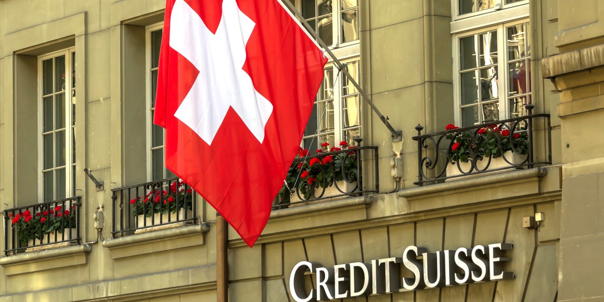 Credit Suisse zostanie przejęty przez UBS przy wsparciu płynnościowym ze Szwajcarskiego Banku Narodowego. Udzielono też gwarancji na wątpliwe aktywa CS. 